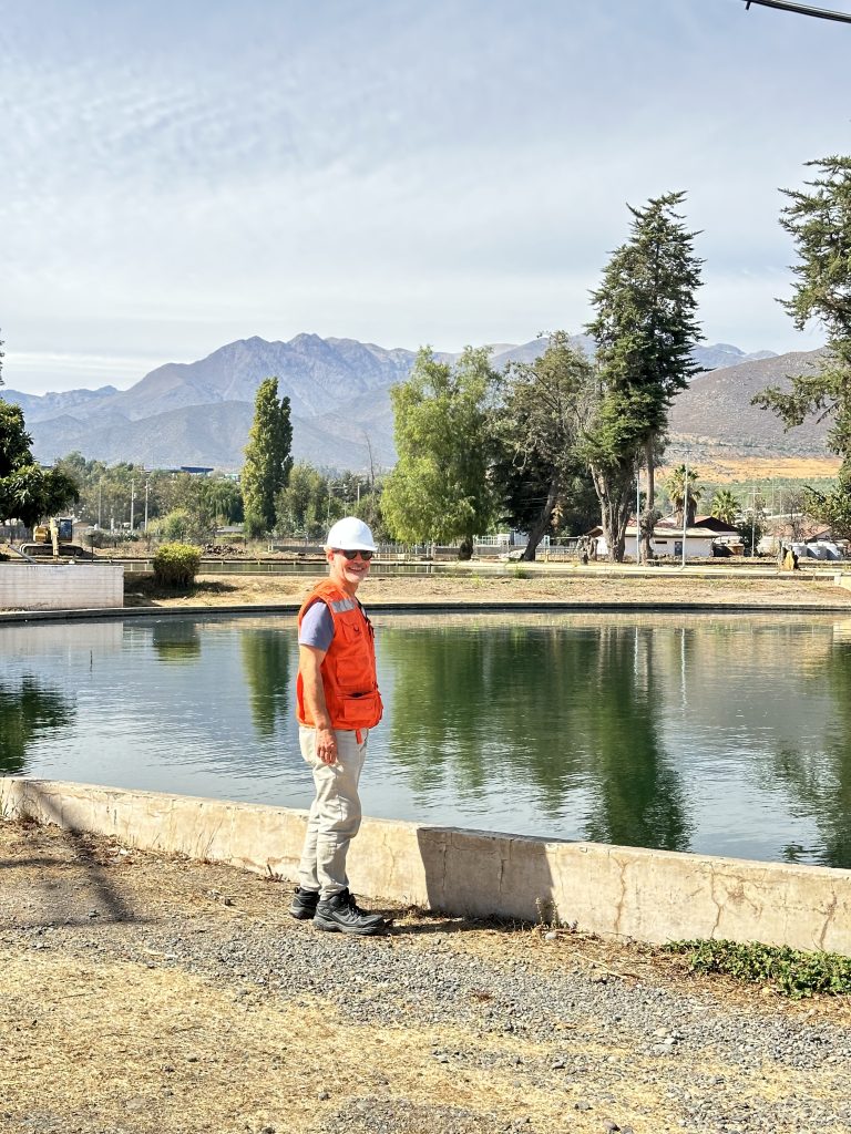 Ingeniero de EMOJ Consultora SpA realizando visita técnica en el Canal La Petaca, comuna de Los Andes, como parte de un proyecto de ingeniería hidráulica para ESVAL.