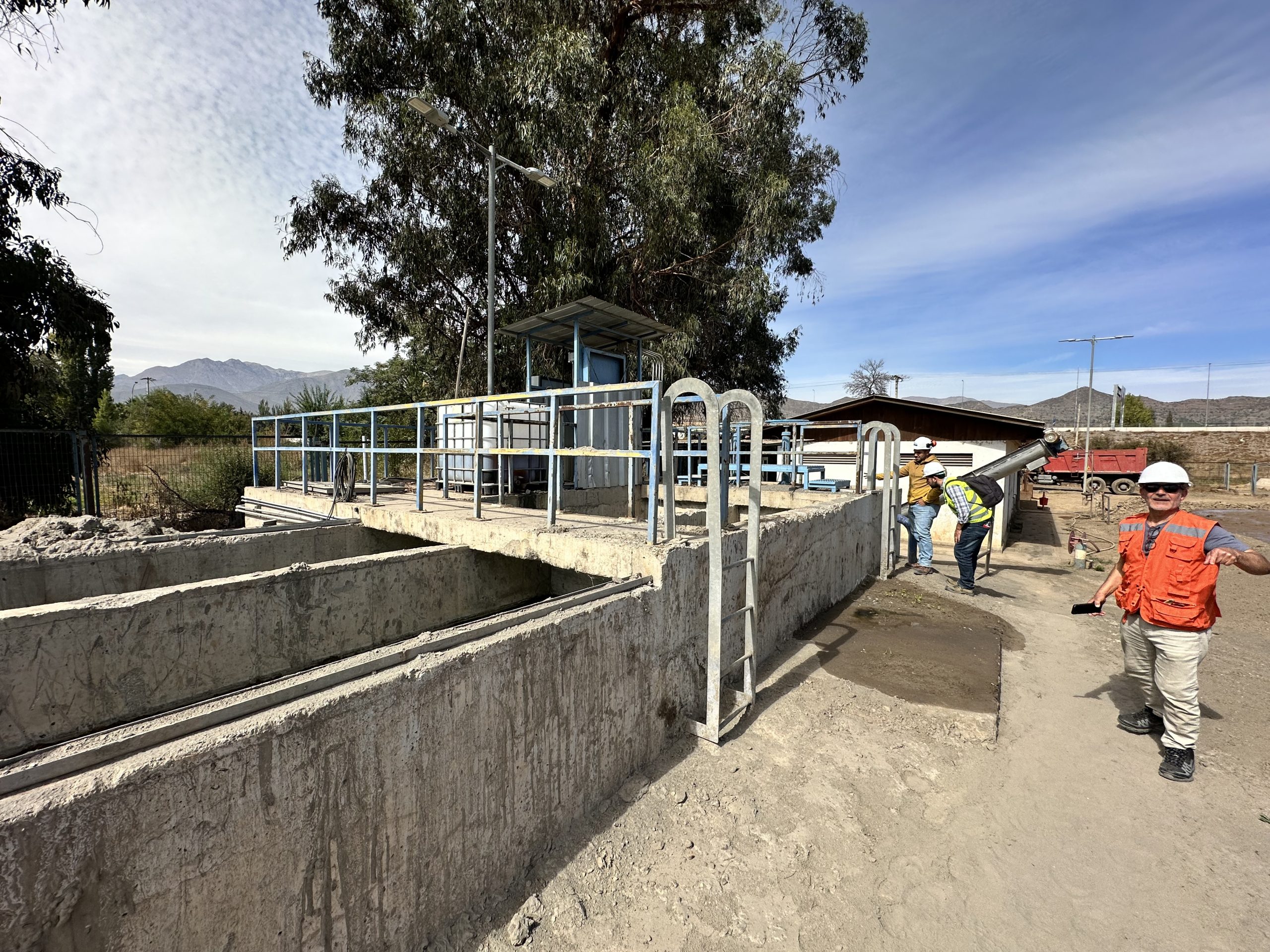 Infraestructura hidráulica del Canal La Petaca en Los Andes, evaluada durante visita técnica para la instalación de una compuerta volumétrica.